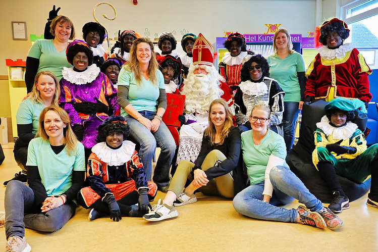 Aankomst van de Sint en zijn Zwarte Pieten in Waarder_141